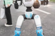 全球首場“人機共跑” 機器人ETF易方達（159530）攜手人形機器人“出戰”半馬