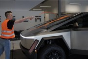 特斯拉Cybertruck再遭環(huán)保人士攻擊：全身被潑黃色油漆