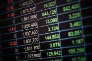 期貨市場(chǎng)的價(jià)格波動(dòng)對(duì)投資者決策的影響？