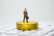 如何評估基金的投資決策過程與市場反應？
