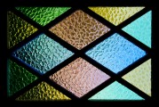 期貨玻璃與哪些因素相關(guān)？這些因素如何影響期貨玻璃價(jià)格？