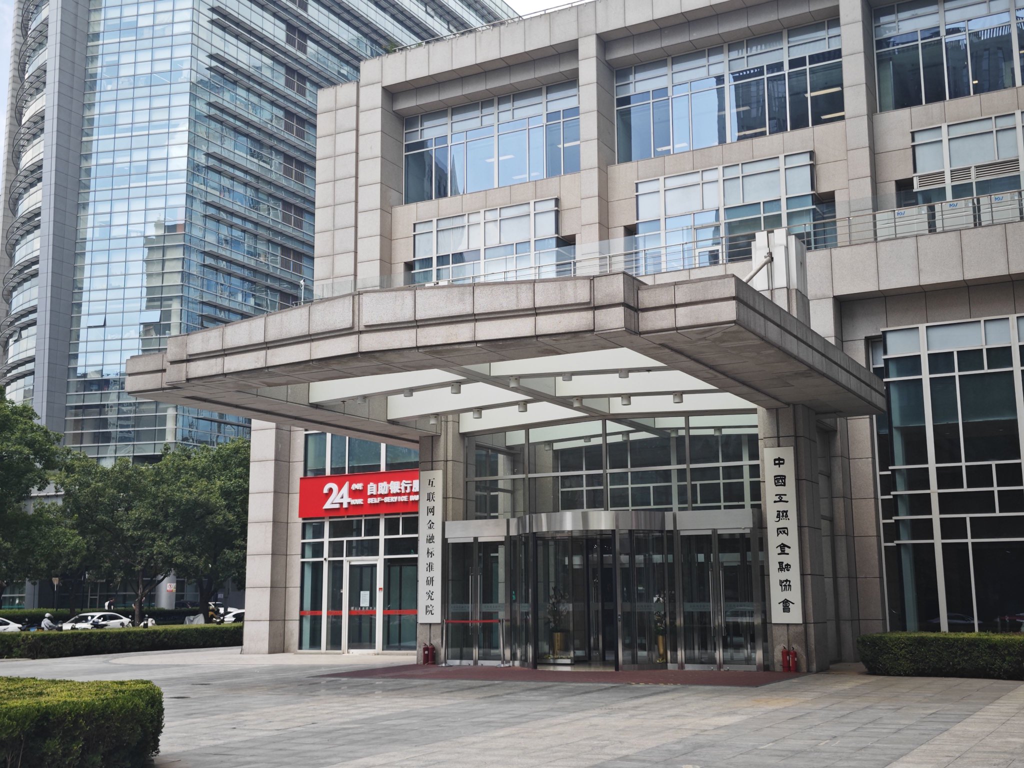 實(shí)探董宇輝公司新址，200米外就是新東方