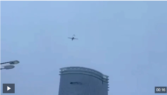 突發！俄羅斯民用基礎設施遭無人機襲擊，有住宅樓受損引發火災，市內發布空襲警報，附近機場緊急關閉