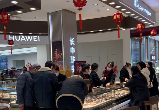金價飆漲！洛陽黃金消費火爆，15分鐘成交一個戒指，網友感慨：“后悔去年沒多買點”