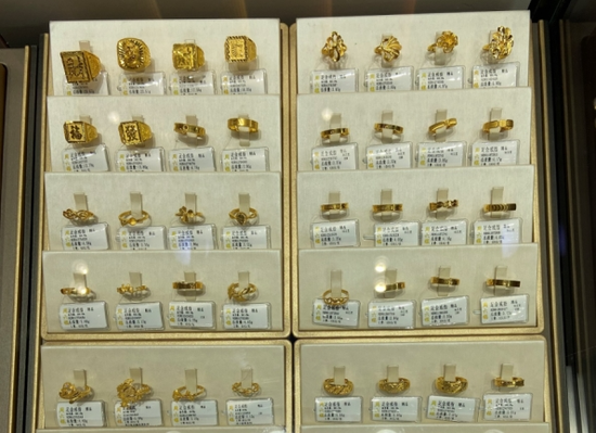 金價飆漲！洛陽黃金消費火爆，15分鐘成交一個戒指，網友感慨：“后悔去年沒多買點”