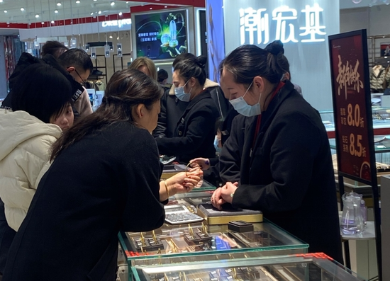 金價飆漲！洛陽黃金消費火爆，15分鐘成交一個戒指，網友感慨：“后悔去年沒多買點”