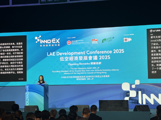大灣區(qū)低空經濟聯(lián)盟葛珮帆：低空經濟是新質生產力典范 大灣區(qū)協(xié)同發(fā)展?jié)摿薮?></p>
<p>　　葛珮帆表示，低空經濟是發(fā)展新質生產力的典范，應用場景廣泛，能夠推動科技創(chuàng)新，蘊含著巨大的發(fā)展?jié)摿ΑＮ覀兤诖吹礁鄤?chuàng)新舉措，比如開展低空快遞服務，這能大幅提升物流效率，還可以發(fā)展低空客運服務，此外協(xié)同研究對于確保運營安全和順暢至關重要。</p>
<p>　　葛珮帆稱，近日港府公布的“監(jiān)管沙盒”項目令人振奮，試點項目涵蓋物流、學術研究、監(jiān)測、緊急救援等多個領域，這些項目的啟動正在加速生態(tài)系統(tǒng)的發(fā)展。展望未來，大灣區(qū)的低空經濟潛力巨大，大灣區(qū)內不同城市的協(xié)同、先進的基礎設施和豐富的人才資源，為其低空經濟的快速發(fā)展創(chuàng)造了絕佳條件。</p>
<p>　　新浪聲明：所有會議實錄均為現(xiàn)場速記整理，未經演講者審閱，新浪網登載此文出于傳遞更多信息之目的，并不意味著贊同其觀點或證實其描述。</p></div>
        <p id=