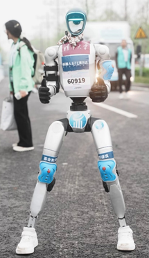 全球首場“人機(jī)共跑” 機(jī)器人ETF易方達(dá)（159530）攜手人形機(jī)器人“出戰(zhàn)”半馬