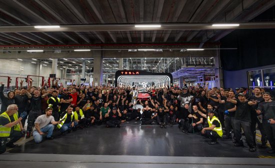 特斯拉全球第800萬輛電動車在柏林超級工廠下線