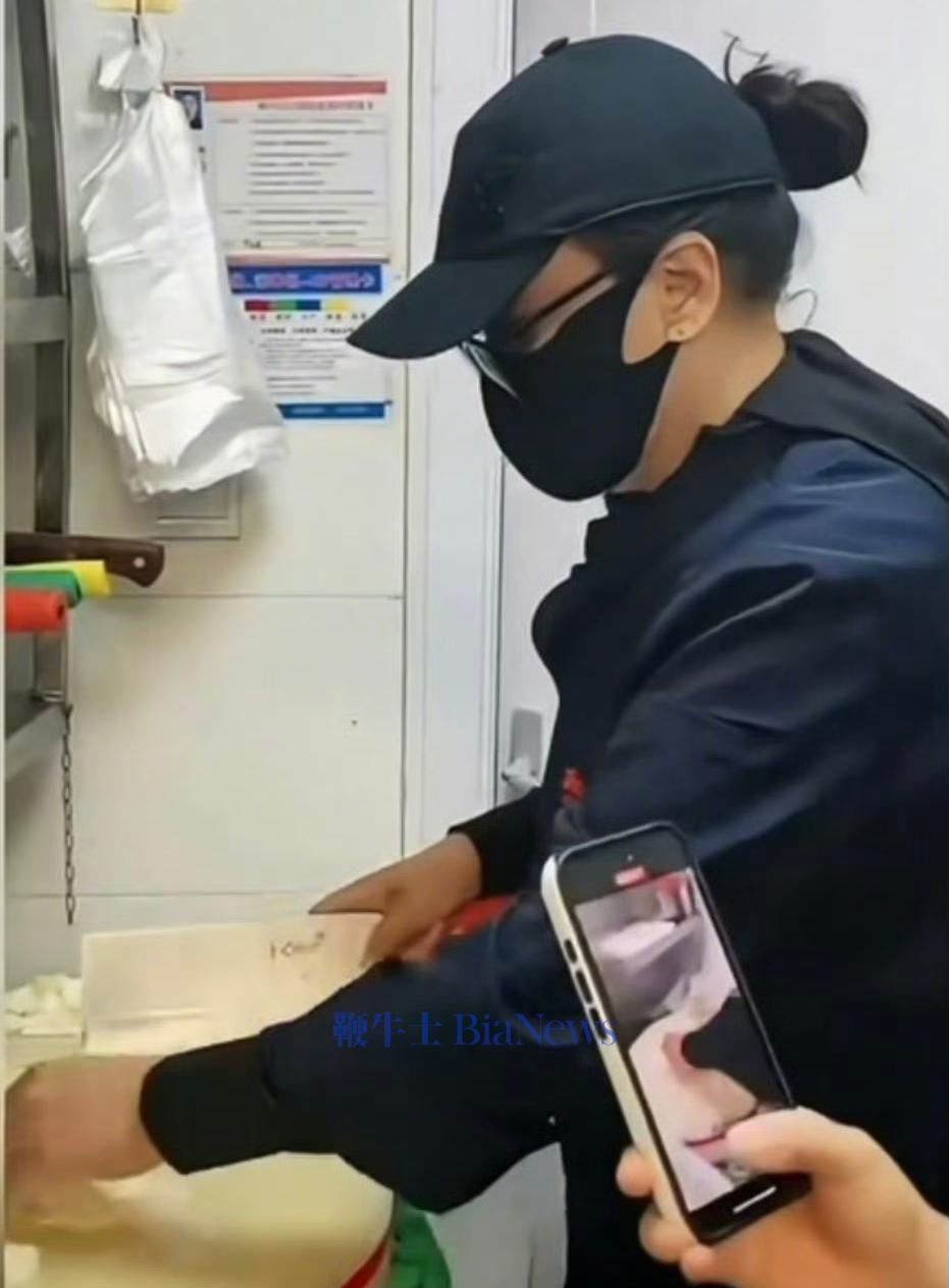 蹭熱度自爆！張?zhí)m進麻六記后廚直播被曝無健康證不洗手切菜